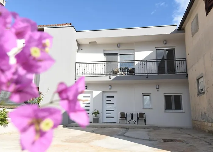 Karlo Apartments